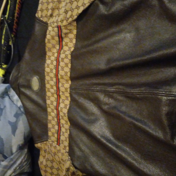 Is a medium size Gucci jacket and I can't fit it no more - Picture 4 of 5